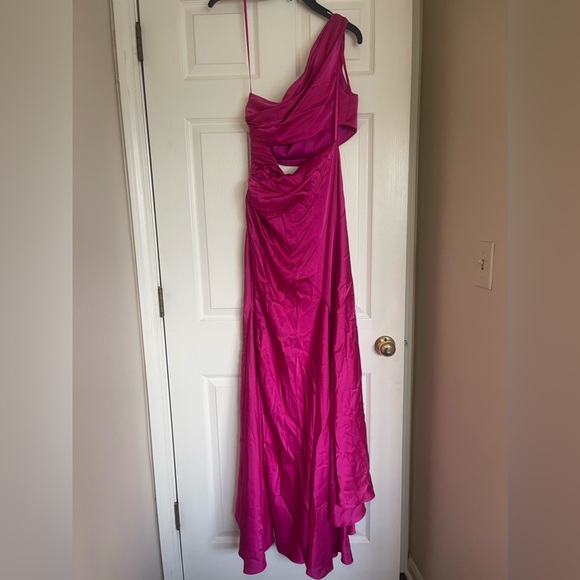 MAC DUGGAL CUT OUT ONE SHOULDER SATIN GOWN - Picture 6 of 8